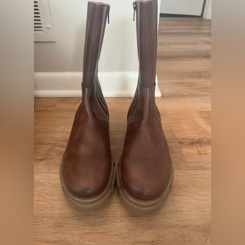 Brown Chelsea boots. Great condition. Size 38.5